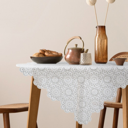 Obrus ​​85x85 cm biely zdobený výšivkou - IRINA